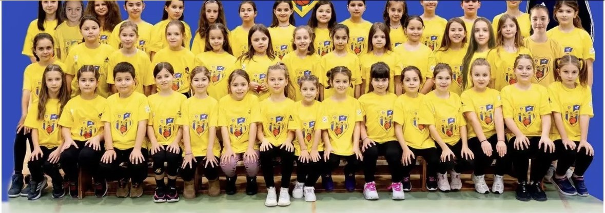 Fetele și băieții de la ICIM Junior în tricouri galbene, la fotografia de grup